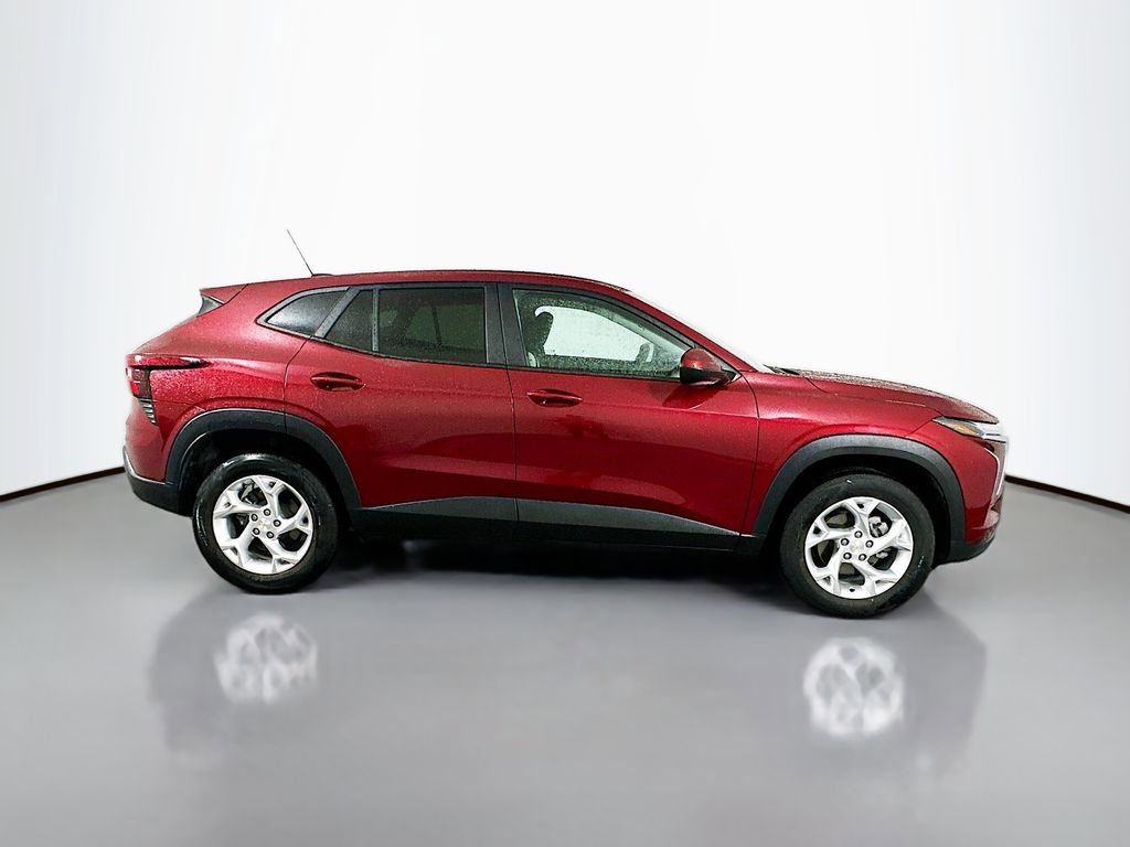 Used 2025 Chevrolet Trax LS w/ LS Convenience Package image 4