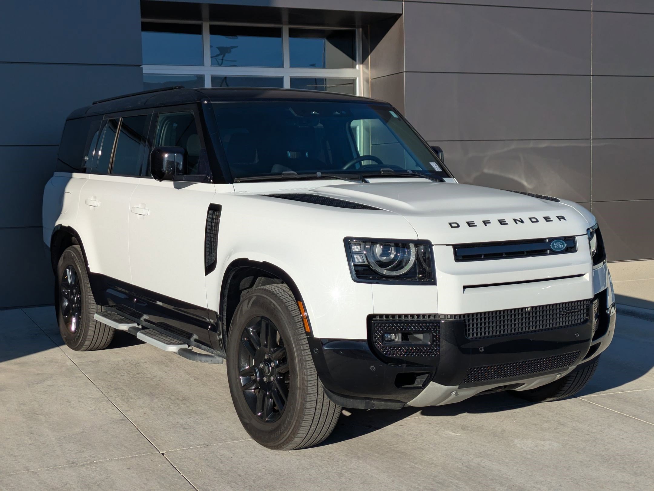 Used 2023 Land Rover Defender 130 X-Dynamic SE image 3