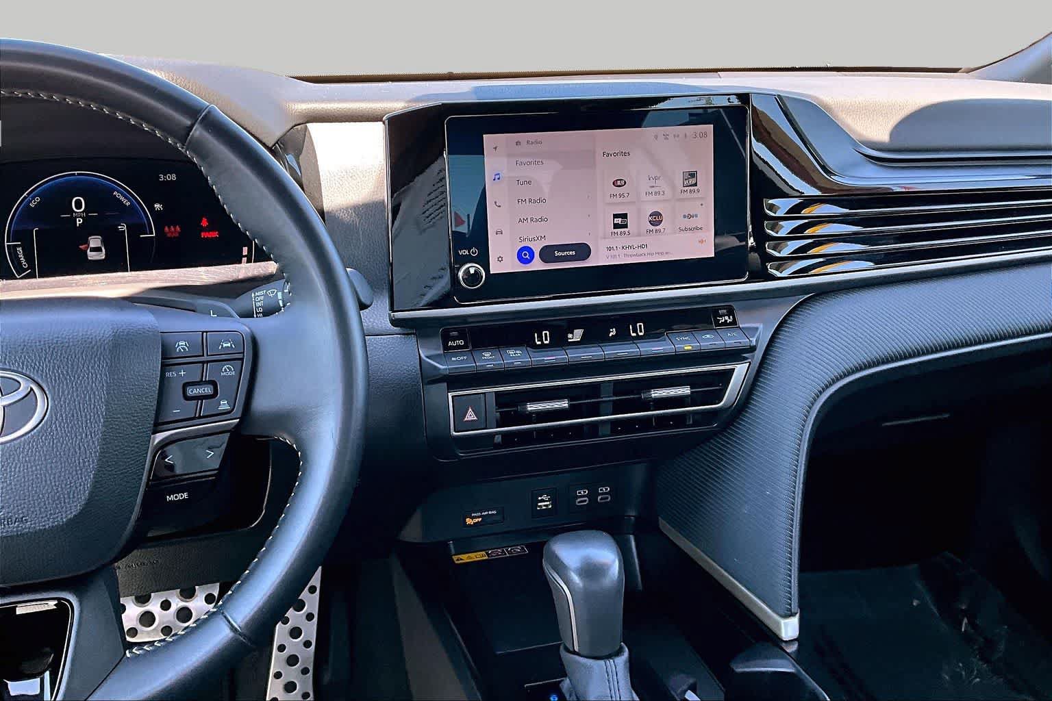 Used 2025 Toyota Camry SE FWD image 6