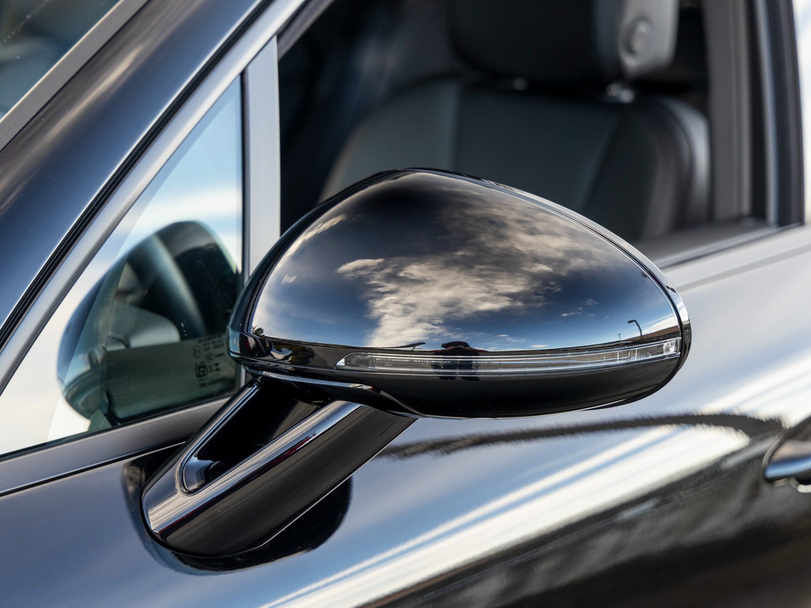 Certified 2025 Porsche Macan image 17