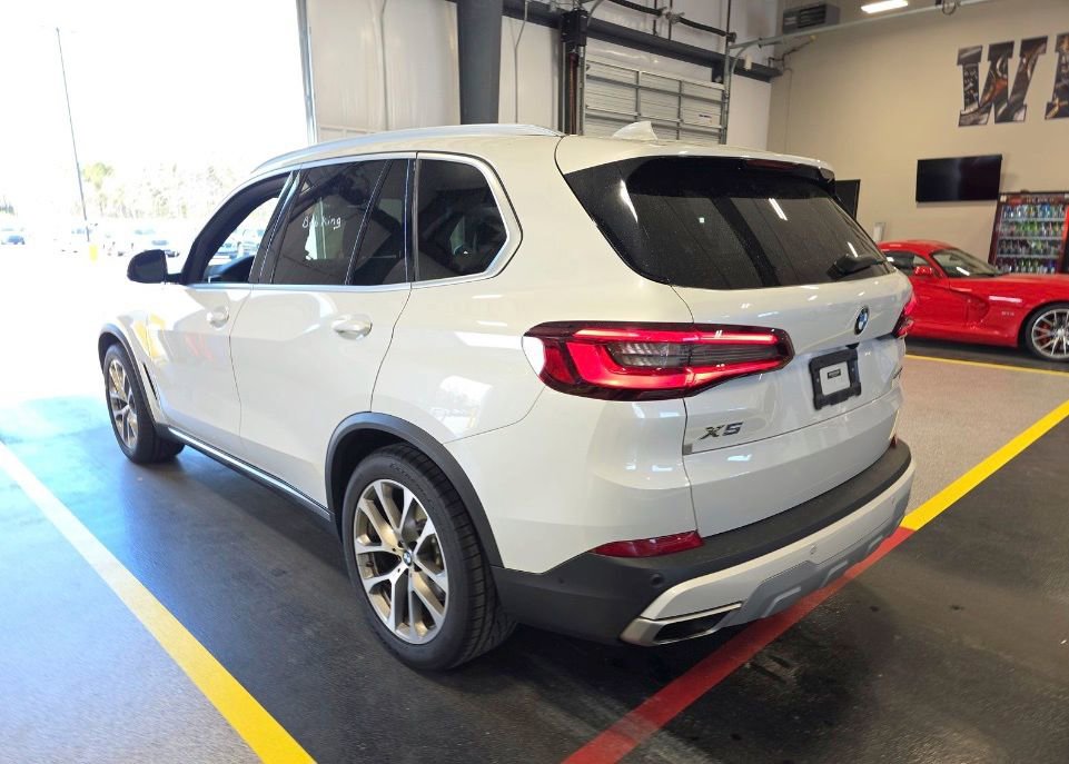 Used 2021 BMW X5 sDrive40i w/ Executive Package image 2