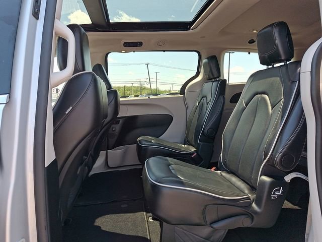 Used 2024 Chrysler Pacifica Limited FWD image 14