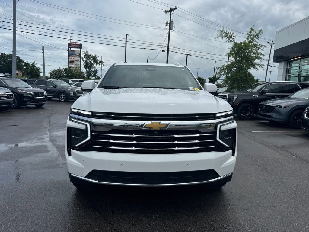 Used 2025 Chevrolet Suburban LT RWD image 2