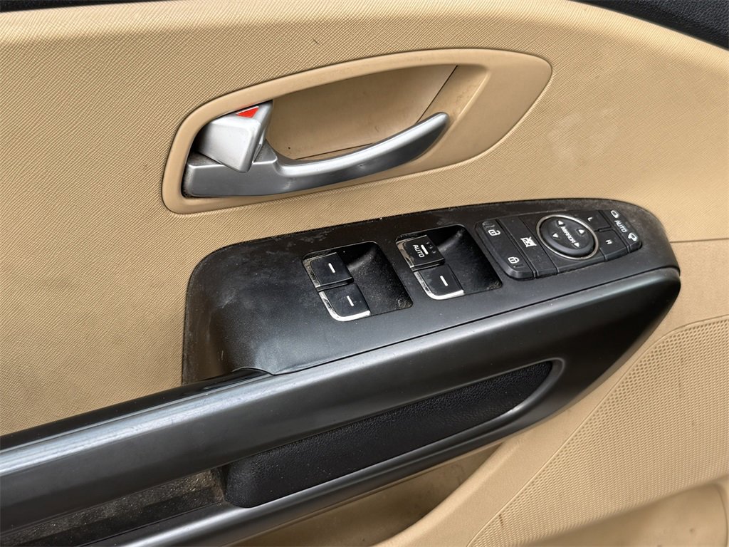 Used 2016 Kia Sedona LX image 9
