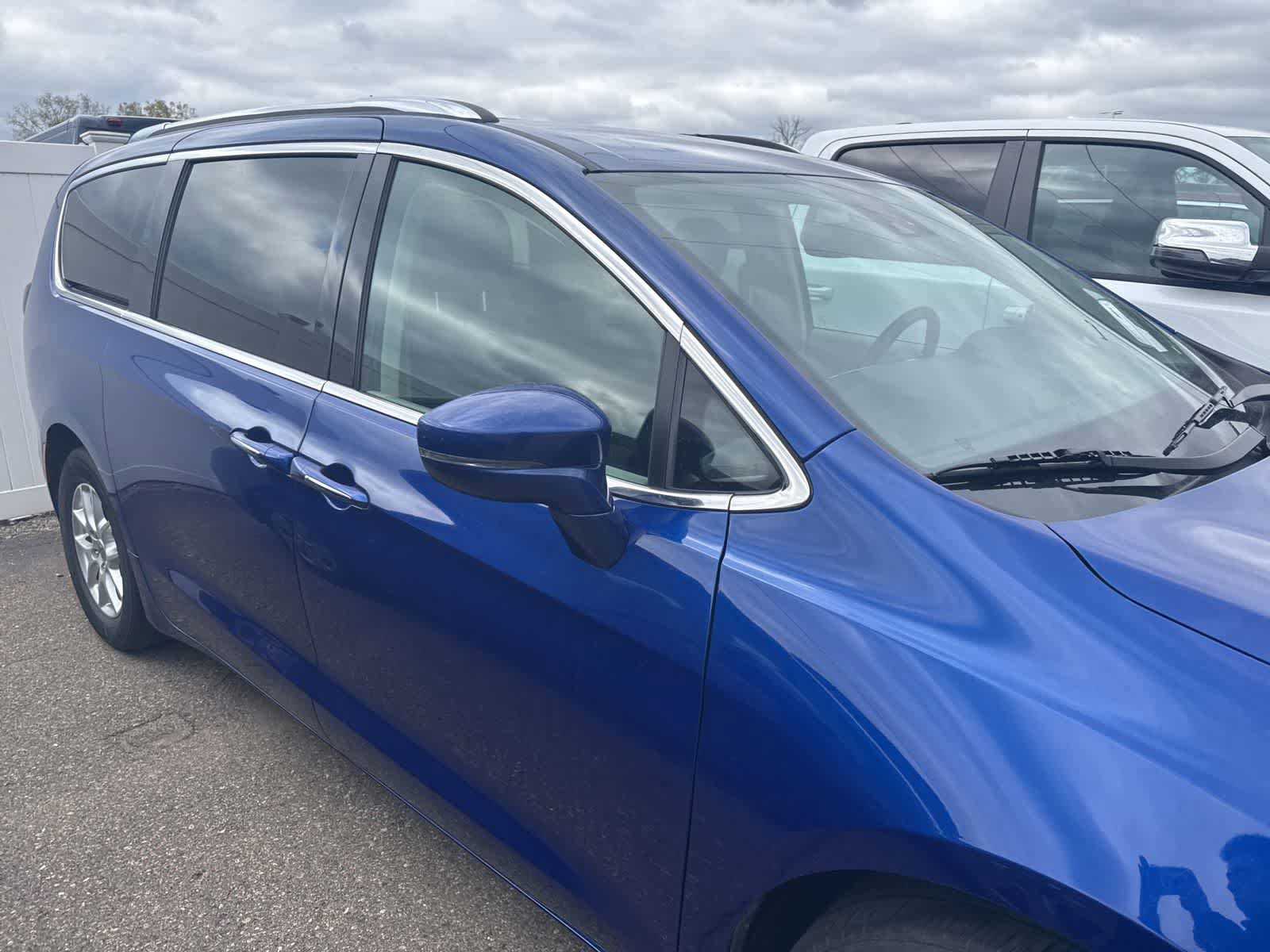 Used 2021 Chrysler Pacifica Touring-L w/ Uconnect Theater Family Group FWD image 22