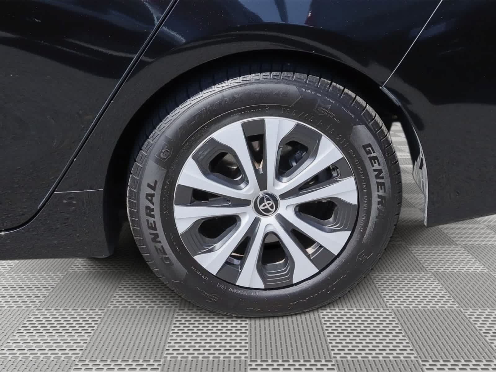 Used 2021 Toyota Prius Prime XLE FWD image 13
