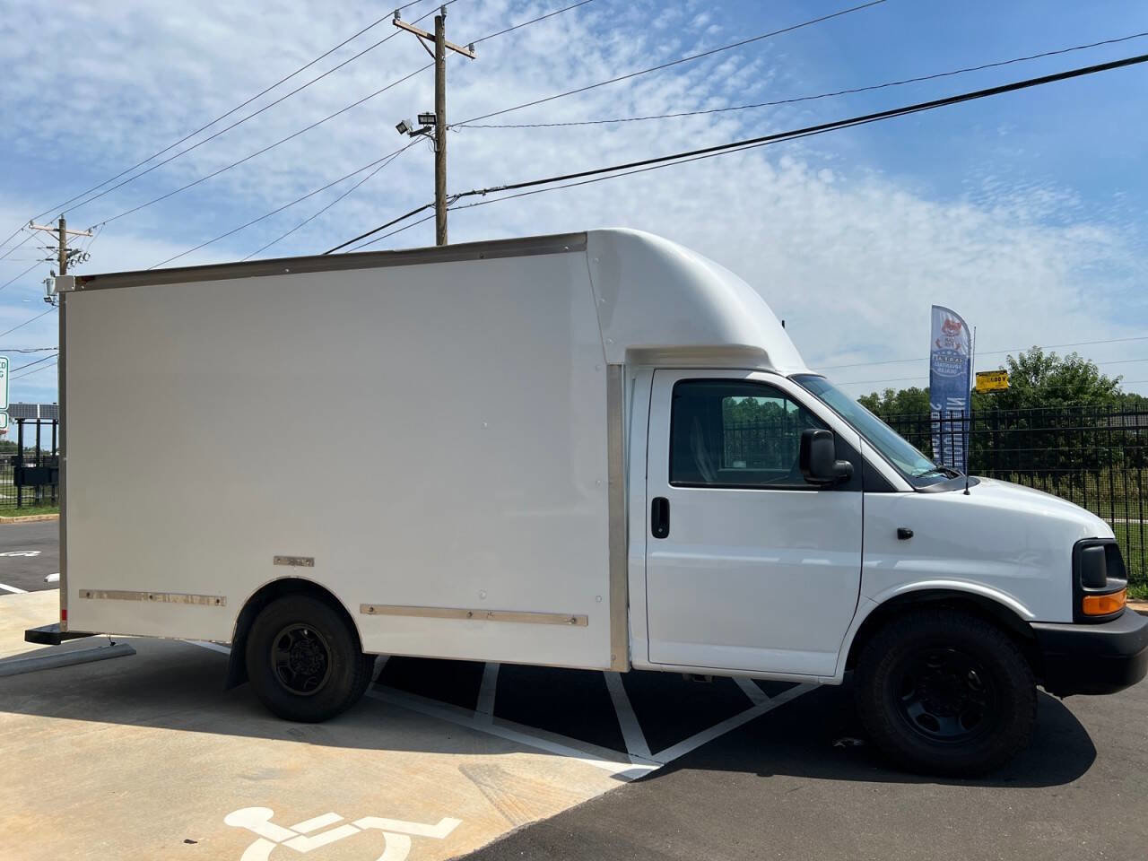 Used 2017 Chevrolet Express 3500 RWD image 6
