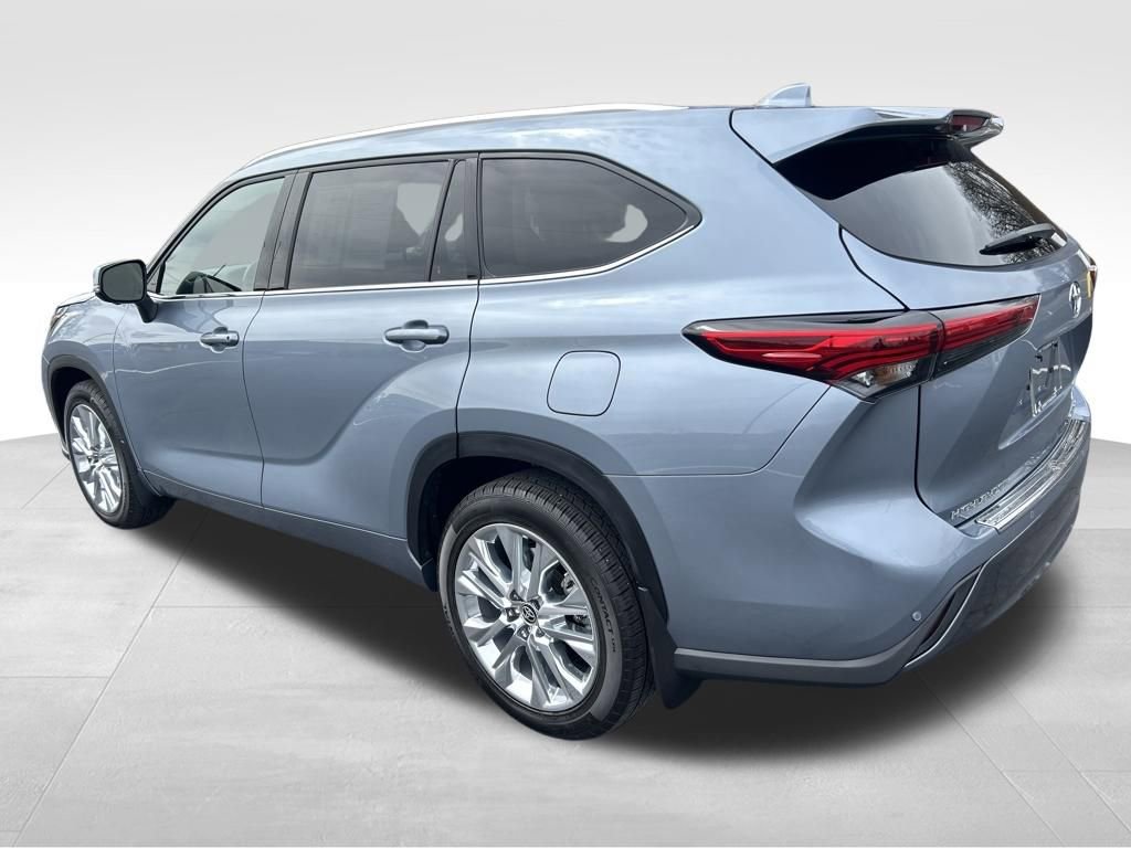Used 2023 Toyota Highlander Limited image 4