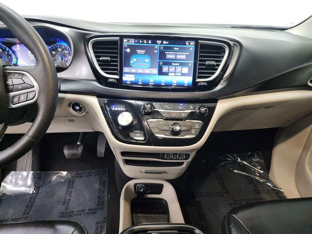 Used 2024 Chrysler Pacifica Touring-L image 17