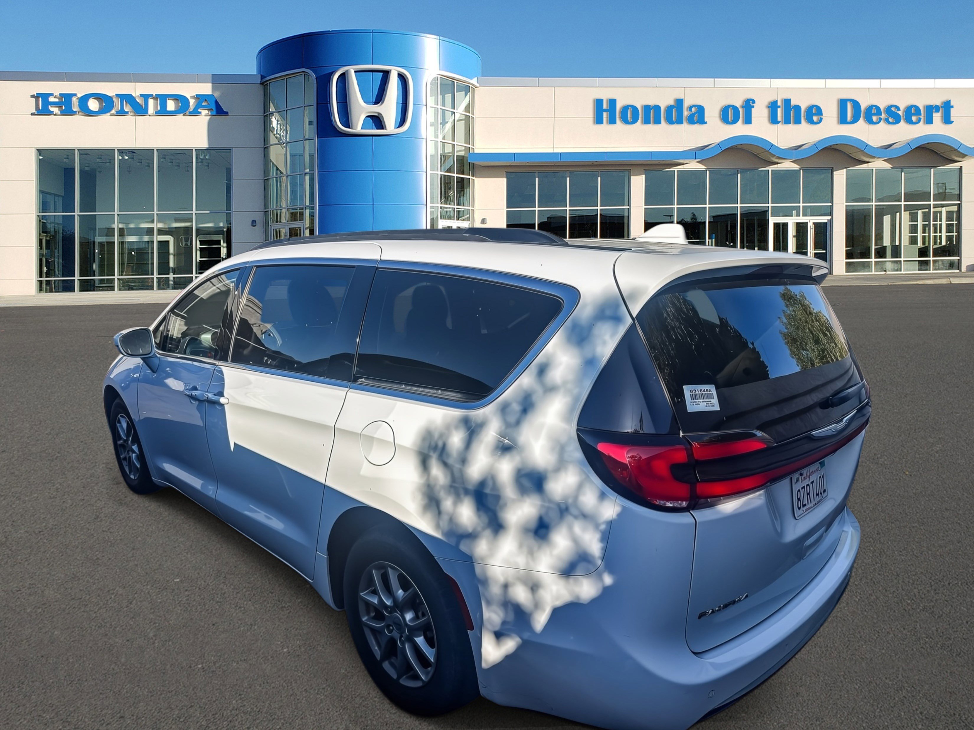 Used 2021 Chrysler Pacifica Touring FWD image 5