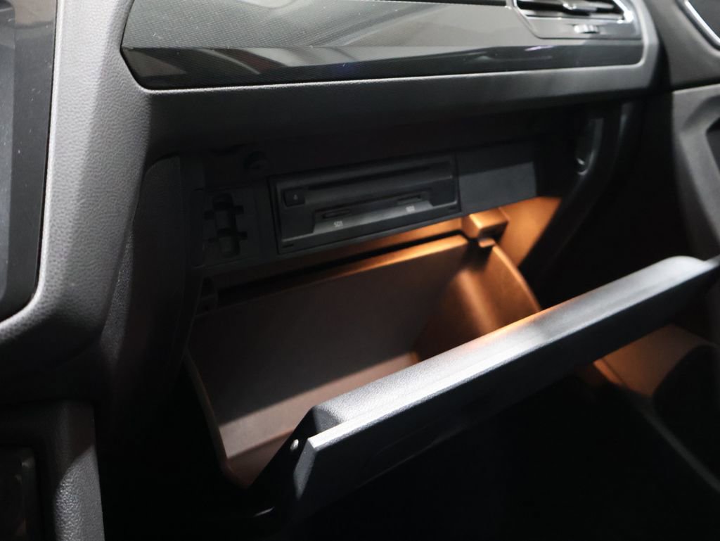 Used 2018 Volkswagen Tiguan SEL Premium w/ 3rd Row Seat Package image 32