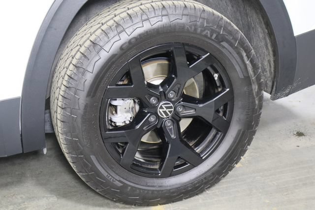 Used 2025 Volkswagen Atlas Peak Edition SE AWD/4WD image 47
