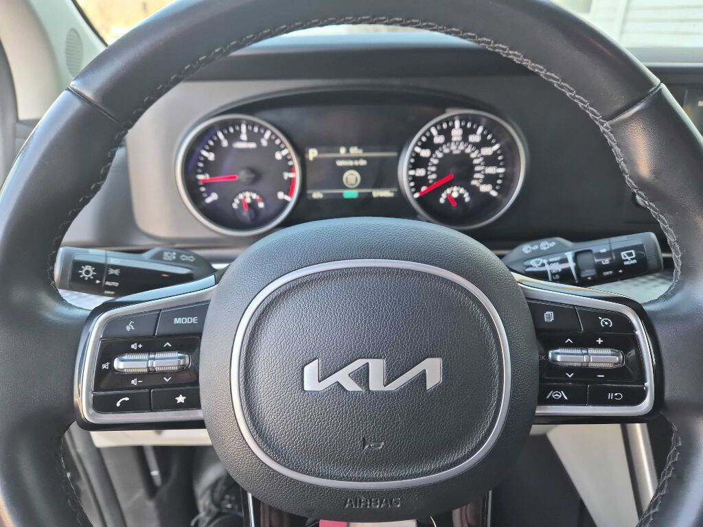 Used 2024 Kia Carnival LX image 7
