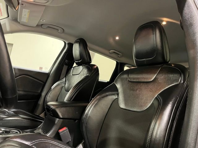 Used 2019 Jeep Cherokee Latitude Plus w/ Comfort/Convenience Group AWD/4WD image 16