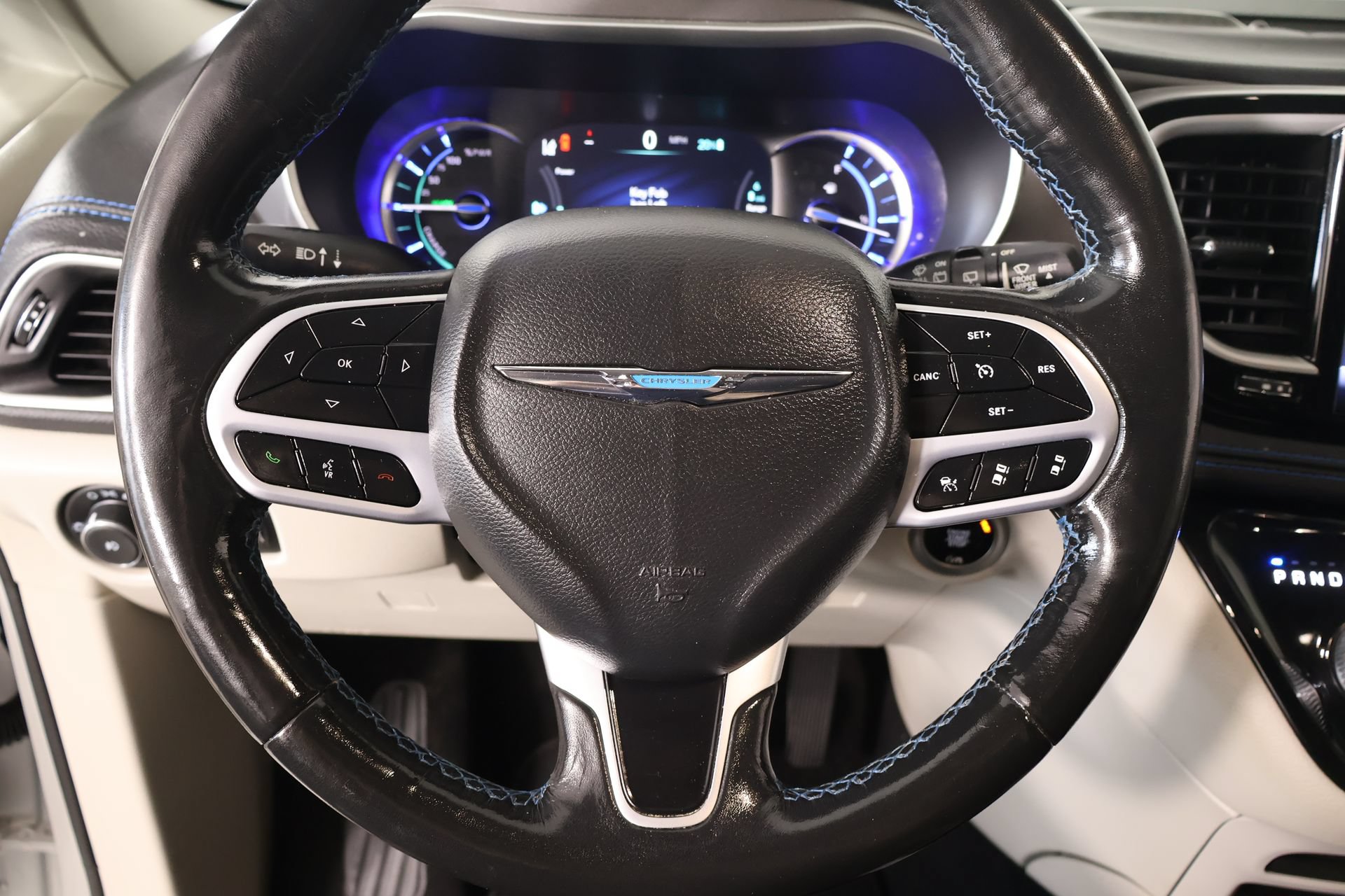 Used 2021 Chrysler Pacifica Touring-L FWD image 3
