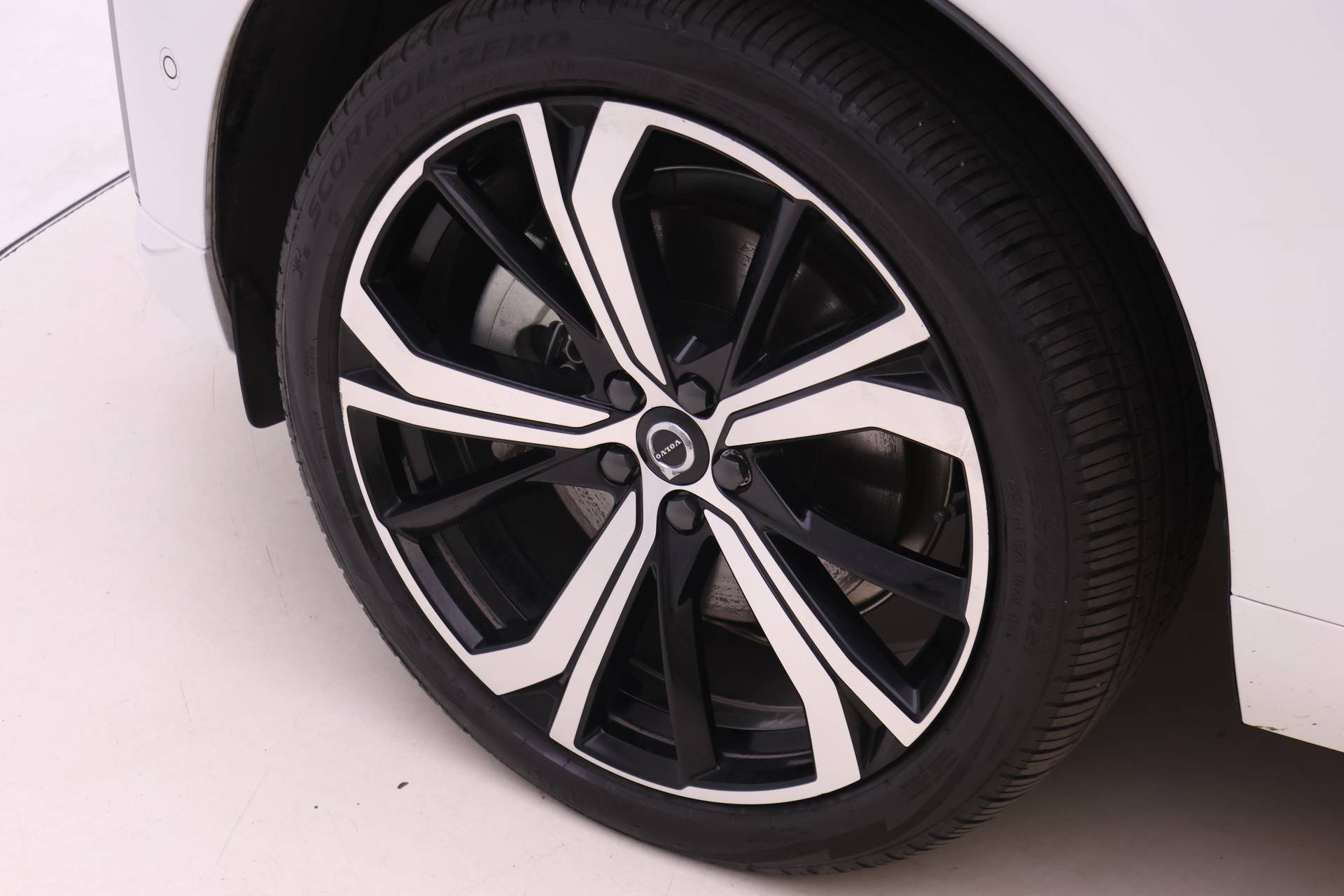 Certified 2025 Volvo XC60 T8 Ultra w/ Protection Package Premier image 23