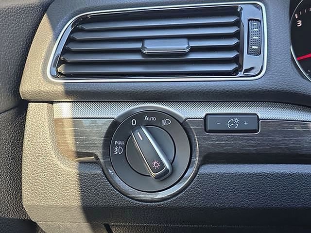 Used 2016 Volkswagen Passat 1.8T SEL Premium image 46