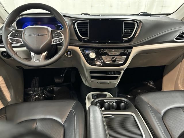 Used 2024 Chrysler Pacifica Limited FWD image 16