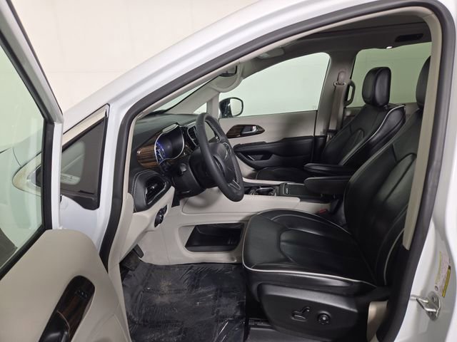 Used 2024 Chrysler Pacifica Limited image 12