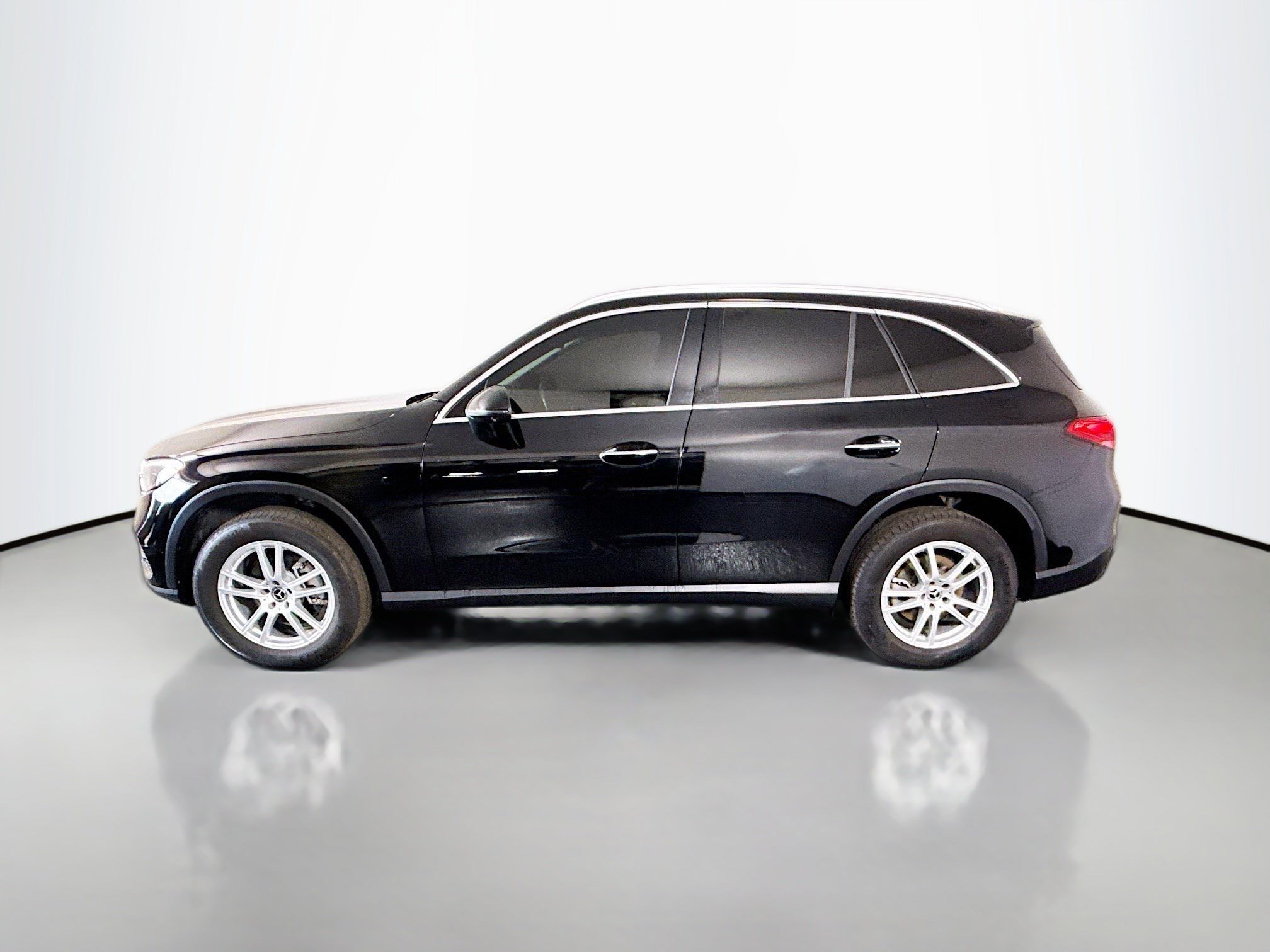 Used 2023 Mercedes-Benz GLC 300 4MATIC w/ Exclusive Trim Package image 6