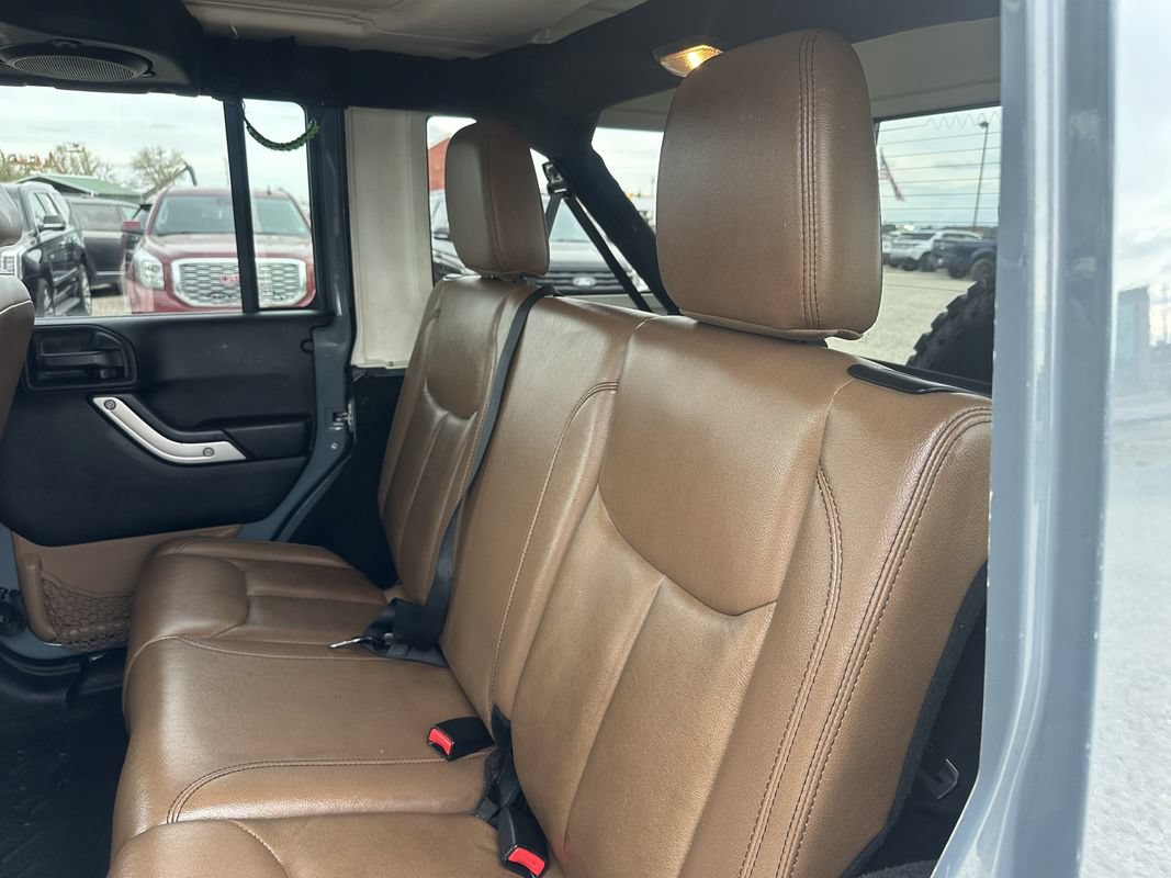 Used 2014 Jeep Wrangler Unlimited Sahara w/ Connectivity Group AWD/4WD image 31