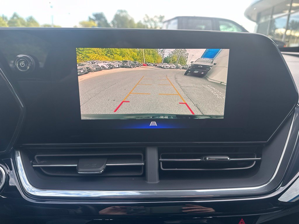 Used 2024 Chevrolet Trax RS FWD image 18