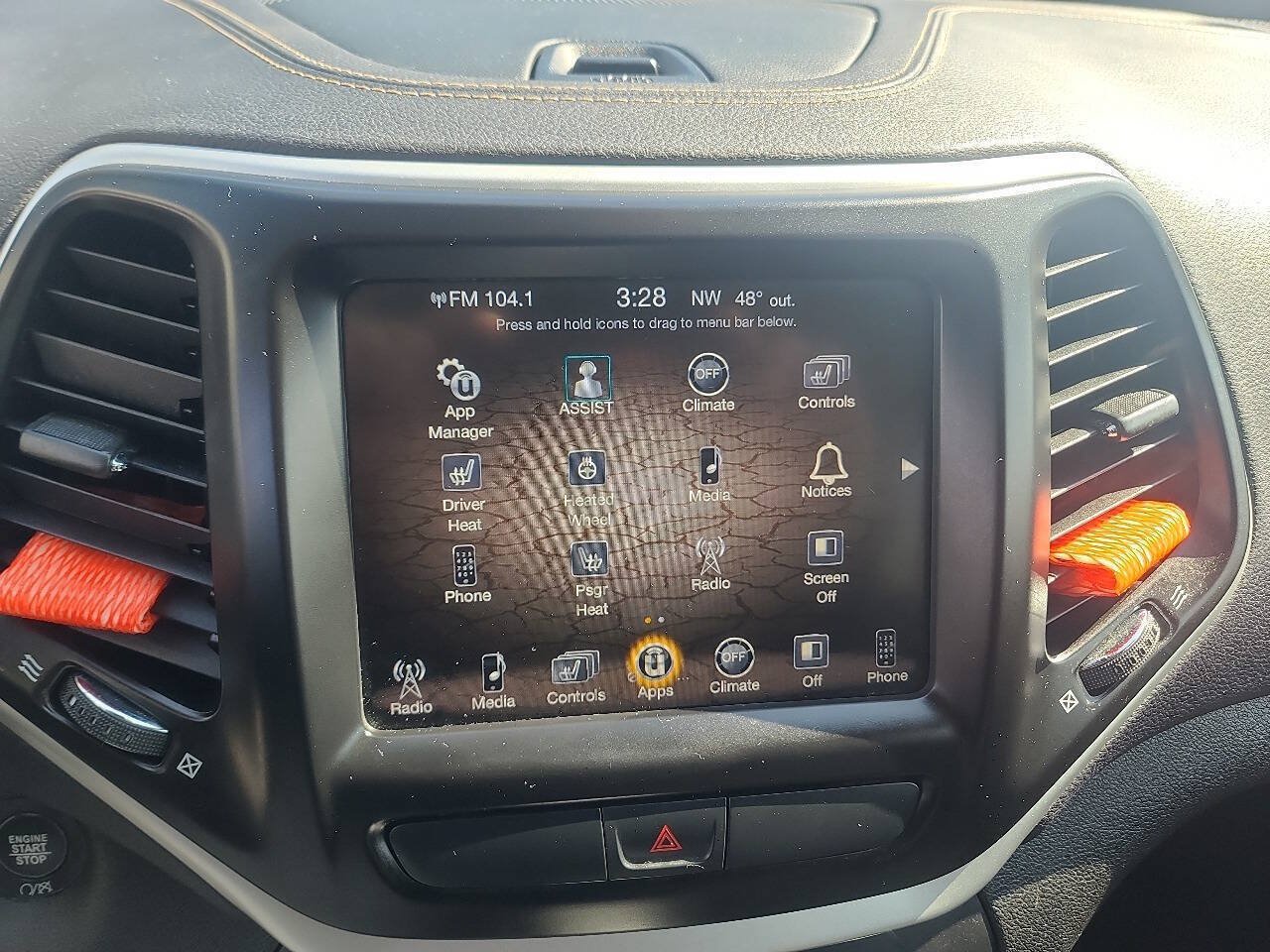 Used 2018 Jeep Cherokee Latitude Plus w/ Cold Weather Group AWD/4WD image 19