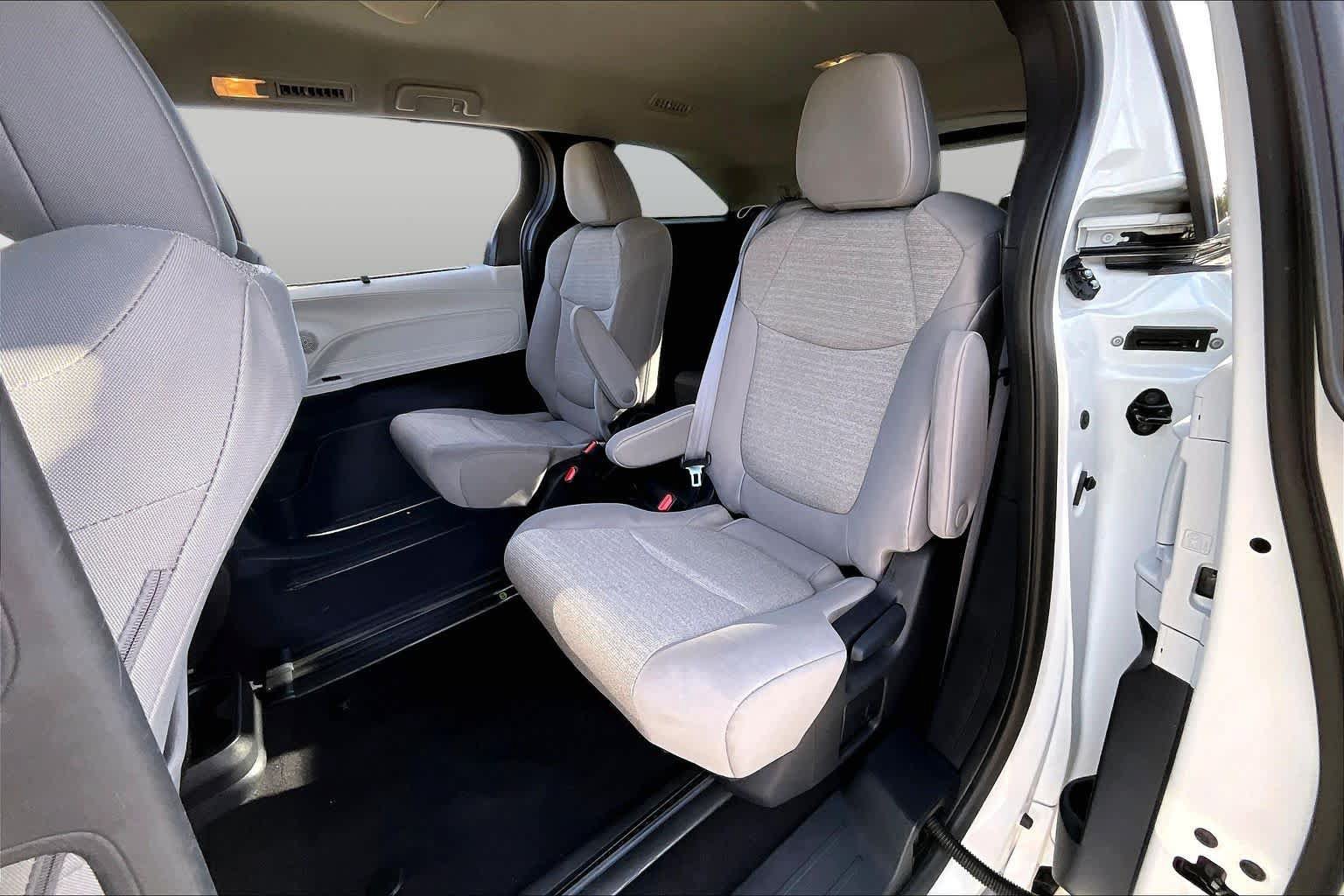 Certified 2025 Toyota Sienna LE FWD image 20