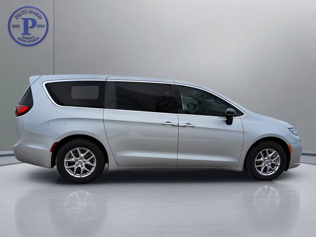 Used 2024 Chrysler Pacifica Touring-L FWD image 8