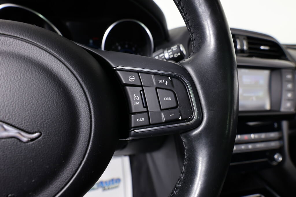 Used 2017 Jaguar F-PACE Premium image 35