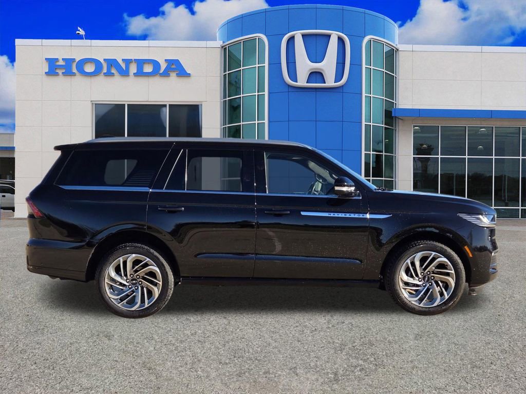 Used 2025 Lincoln Navigator Reserve image 2
