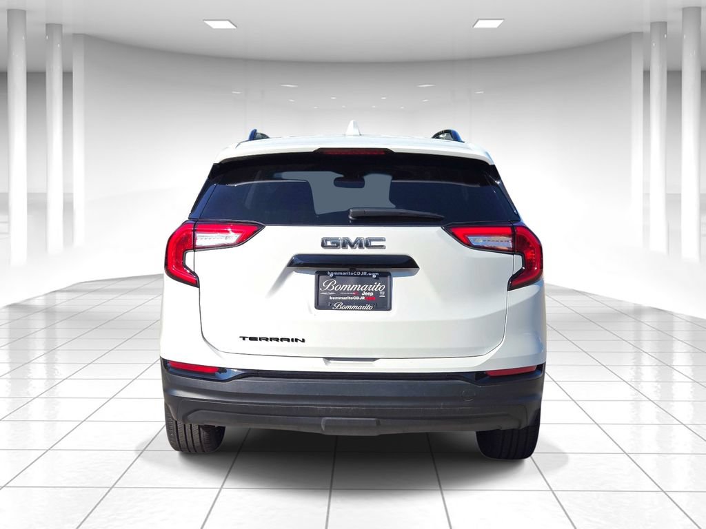 Used 2024 GMC Terrain SLE w/ Driver Convenience Package FWD image 4