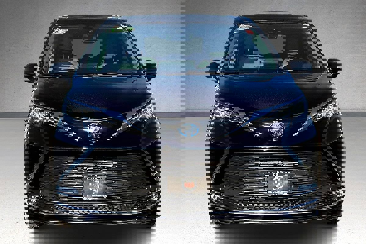 Used 2023 Toyota Sienna XLE image 3