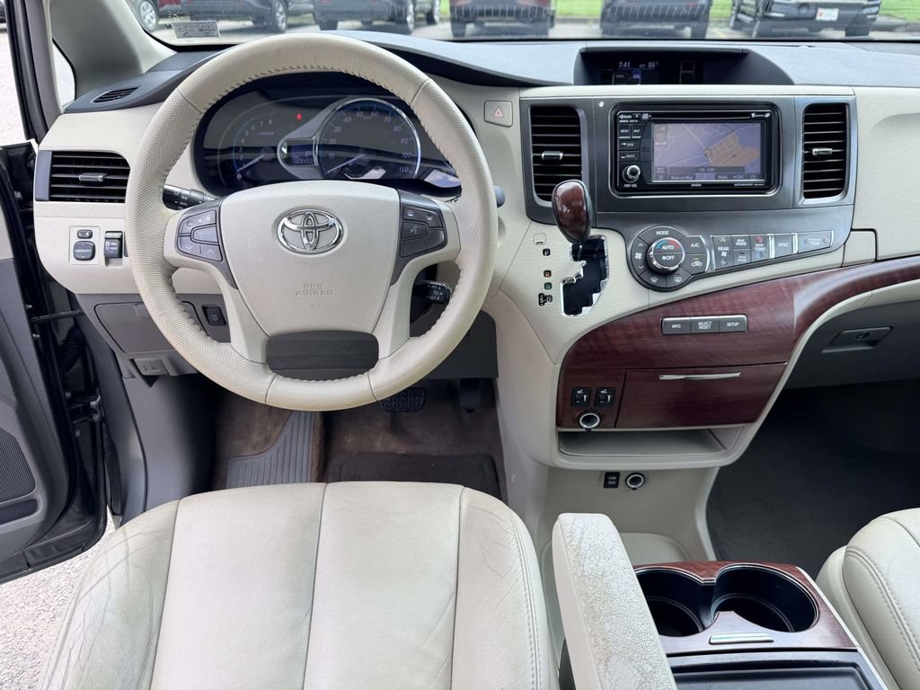 Used 2013 Toyota Sienna XLE FWD image 2