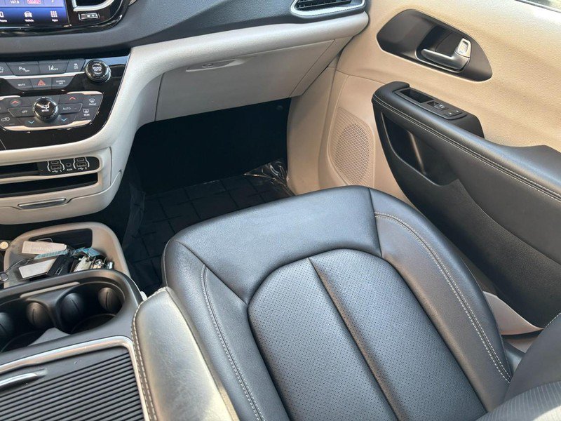 Used 2024 Chrysler Pacifica Touring-L FWD image 19