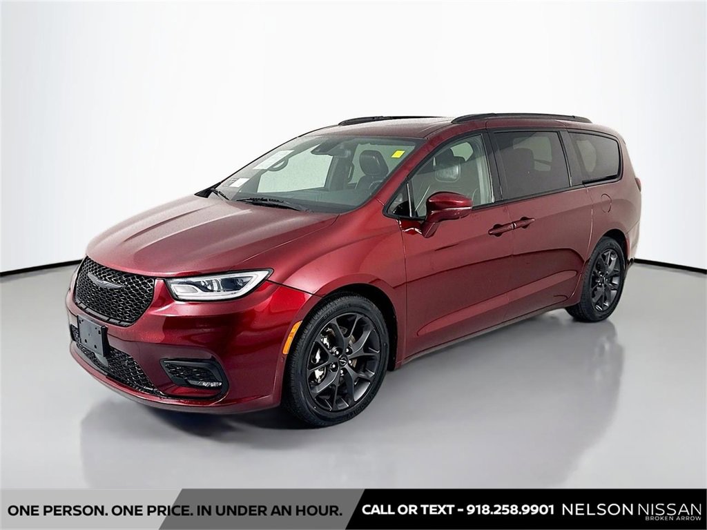 Used 2022 Chrysler Pacifica Limited w/ Uconnect Theater Family Group image 1