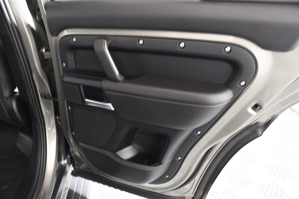 Used 2025 Land Rover Defender 130 X-Dynamic SE image 21