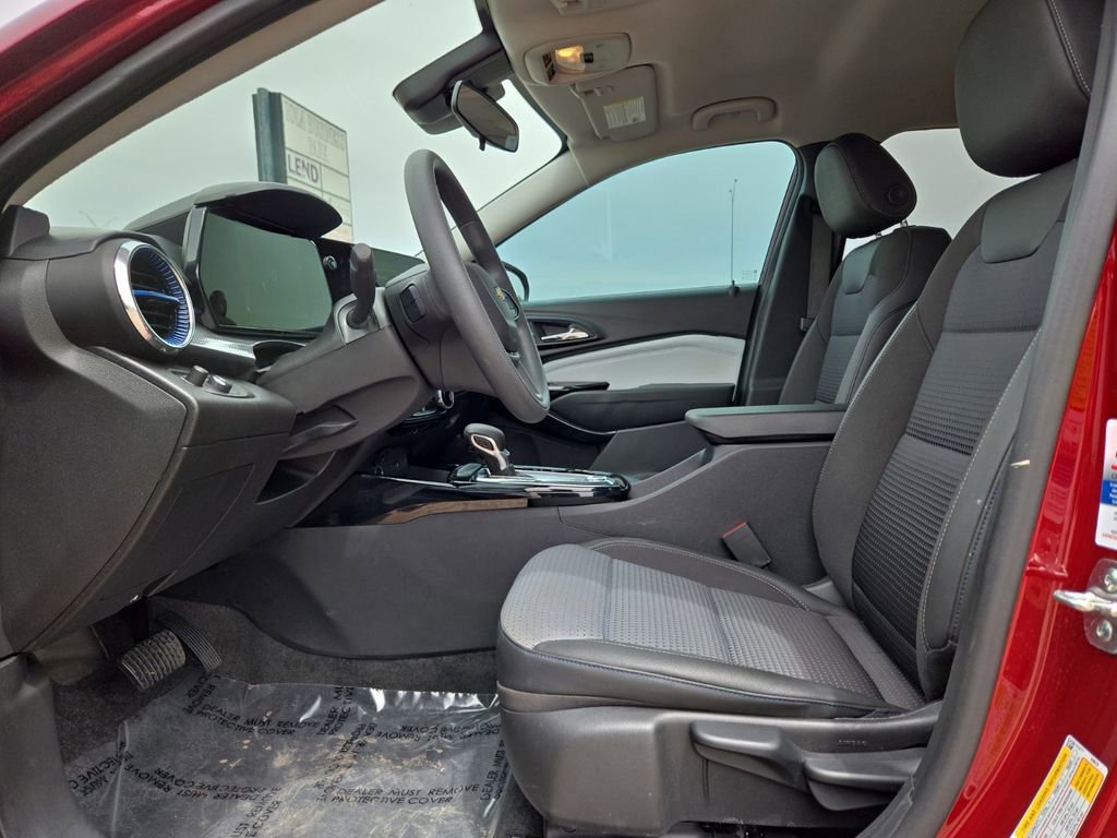 Used 2025 Chevrolet Trax LT FWD image 23