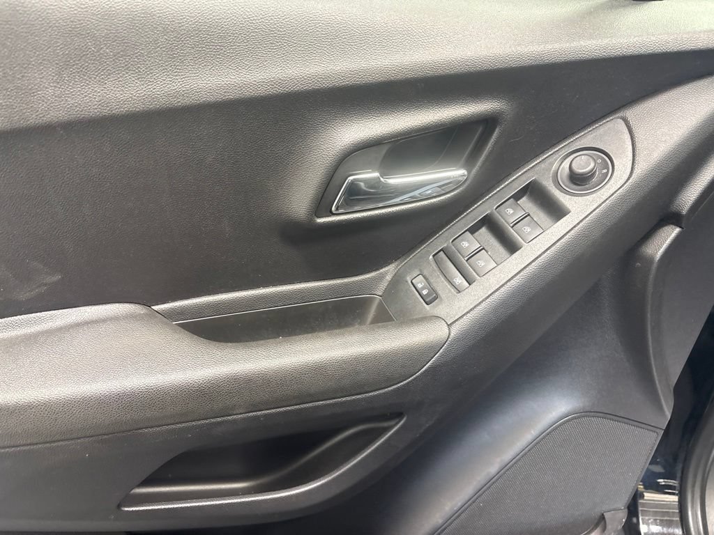 Used 2019 Chevrolet Trax LT w/ Driver Confidence Package FWD image 16