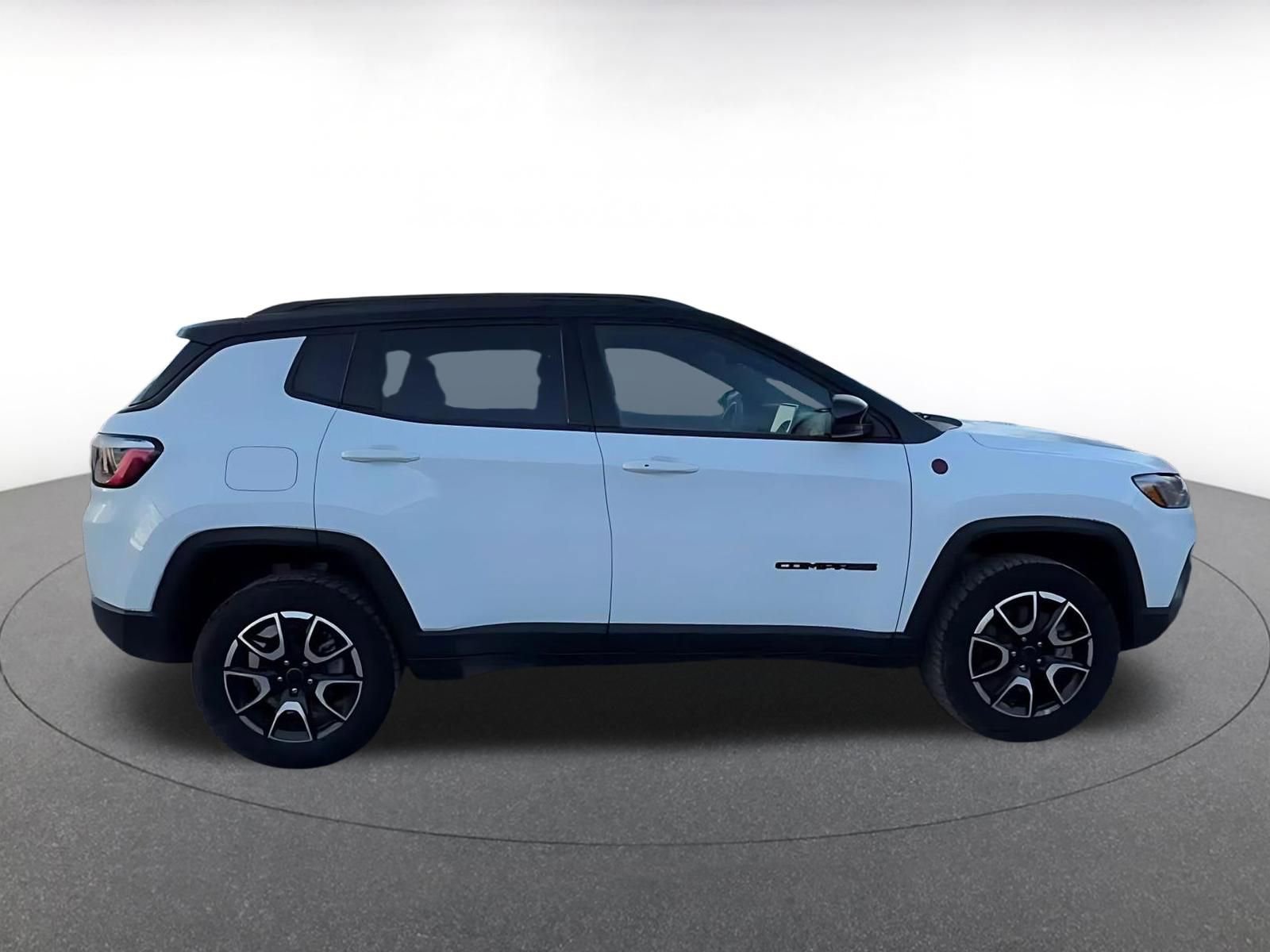 Used 2025 Jeep Compass Trailhawk image 16