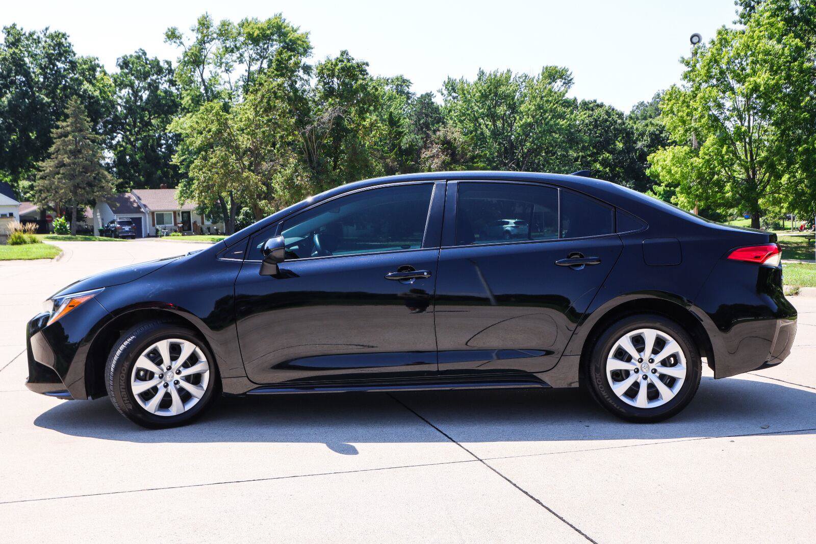 Used 2025 Toyota Corolla LE FWD image 4