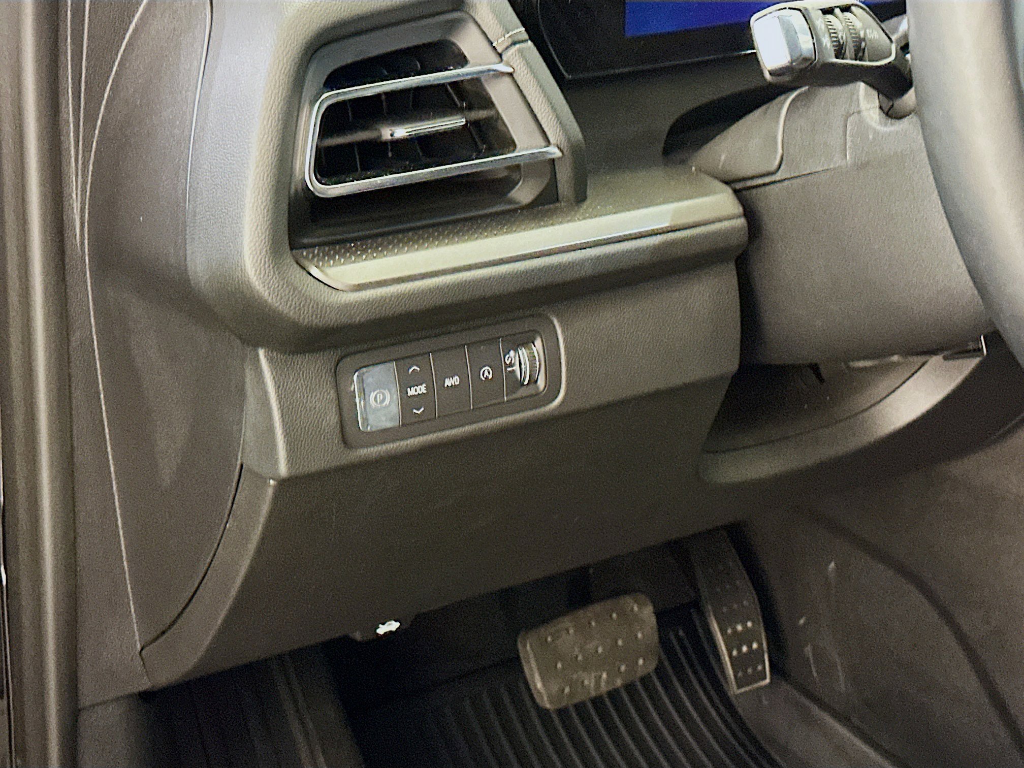 Used 2025 Chevrolet Traverse LT w/ Sun and Wheel Package image 17