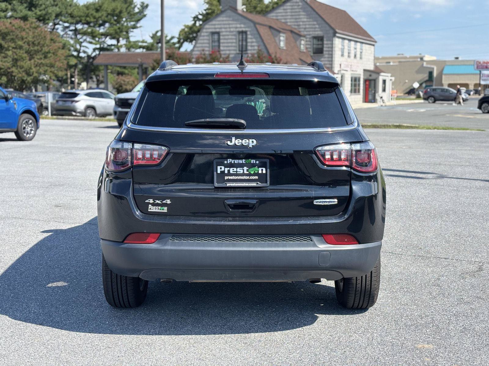 Used 2024 Jeep Compass Latitude AWD/4WD image 2