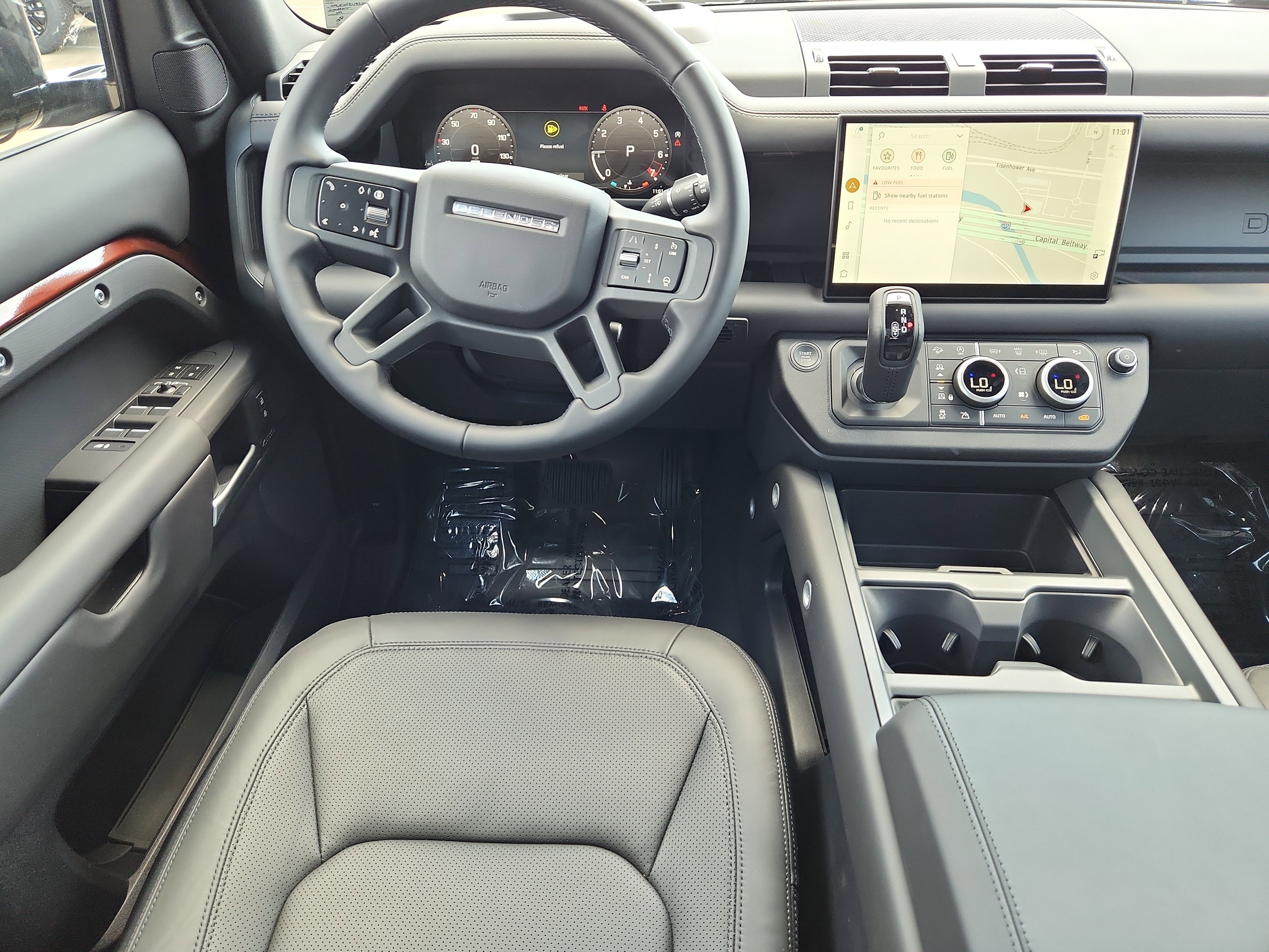 Used 2025 Land Rover Defender 130 X-Dynamic SE image 4