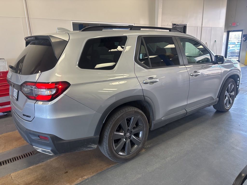 Used 2025 Honda Pilot Sport image 7