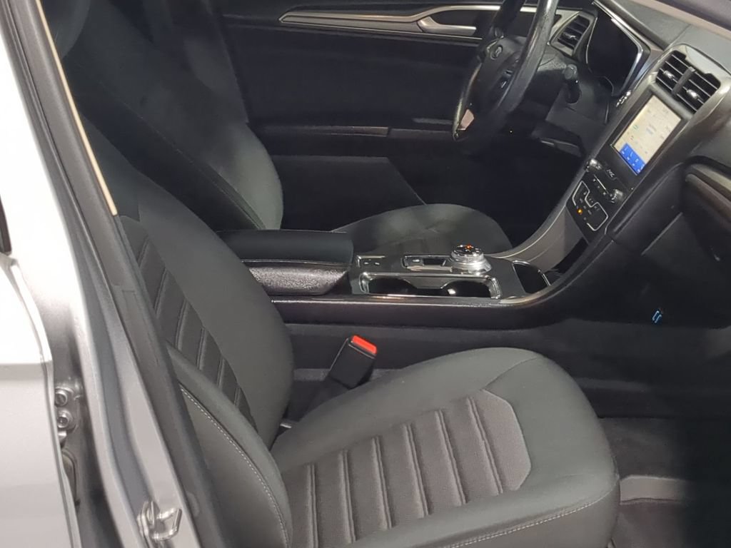 Used 2020 Ford Fusion SE FWD image 26