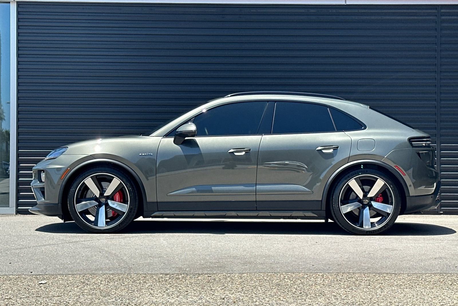 Used 2025 Porsche Macan Turbo Electric AWD/4WD image 2