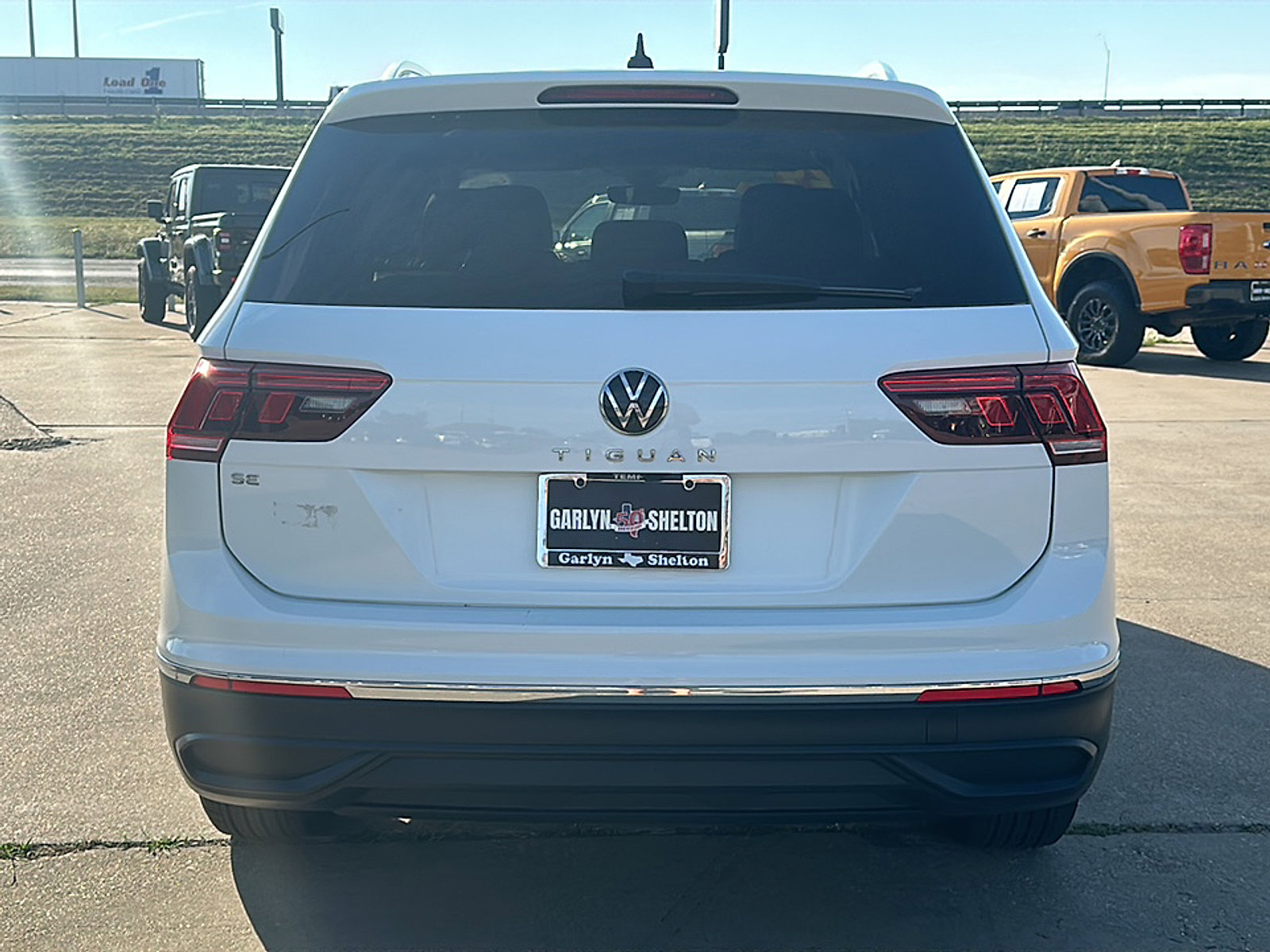 Used 2024 Volkswagen Tiguan SE w/ Panoramic Sunroof Package image 7