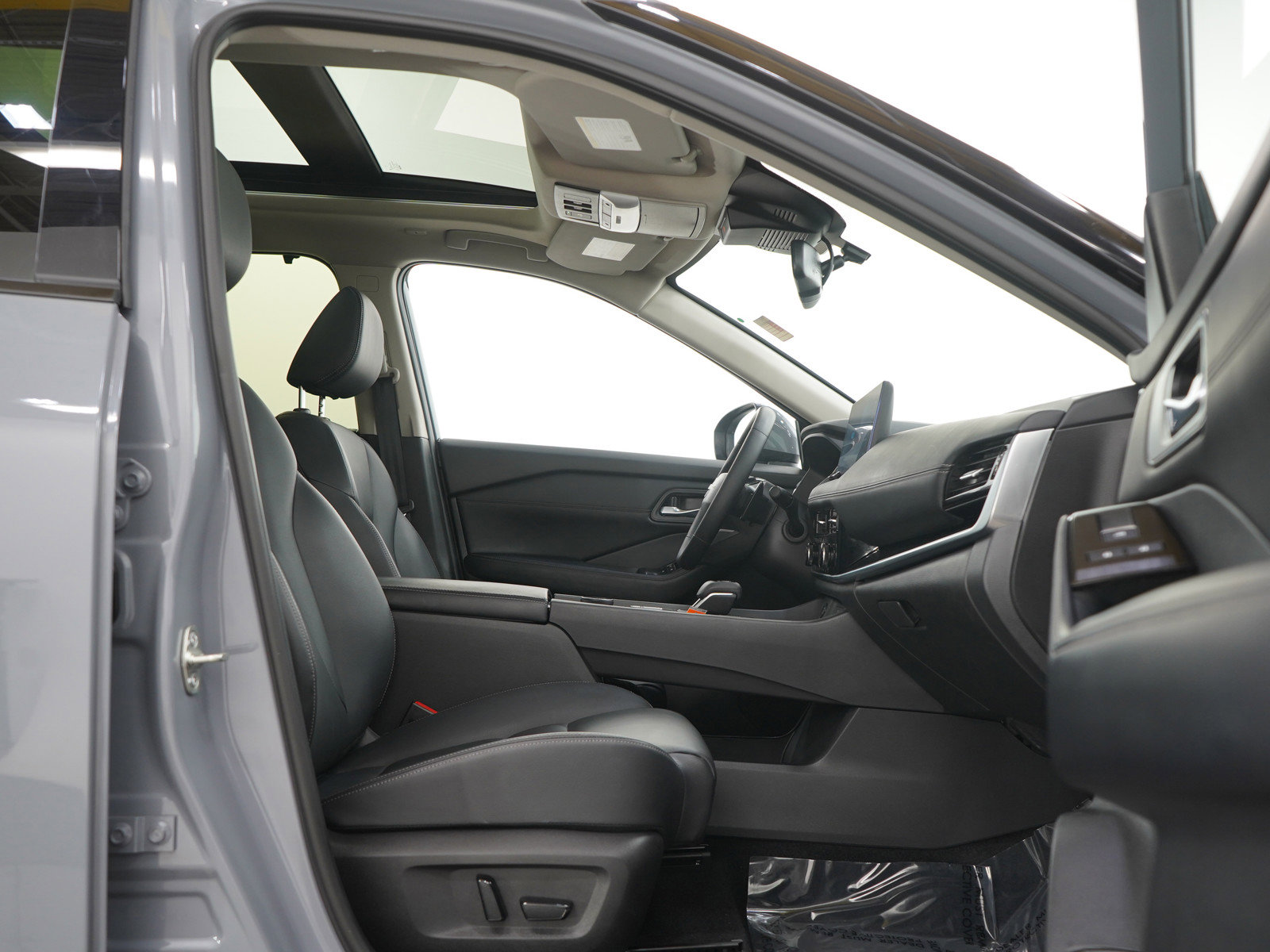 Used 2025 Nissan Rogue SL w/ SL Premium Package image 13