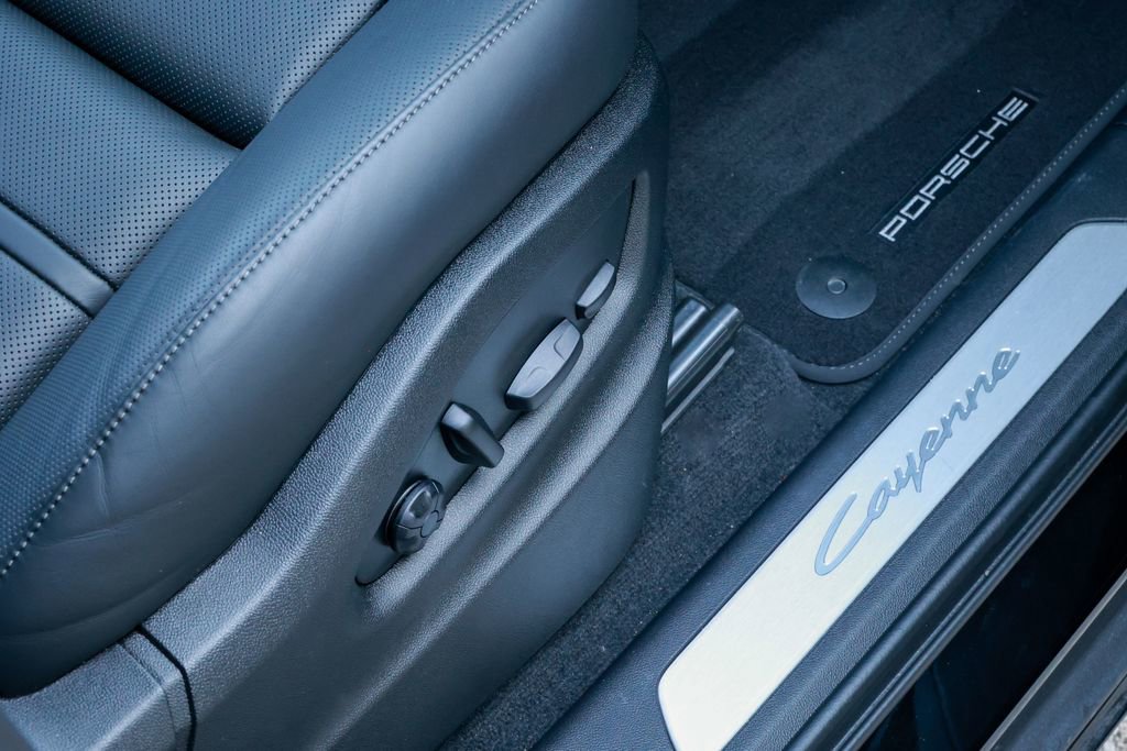 Certified 2025 Porsche Cayenne E-Hybrid Coupe image 57